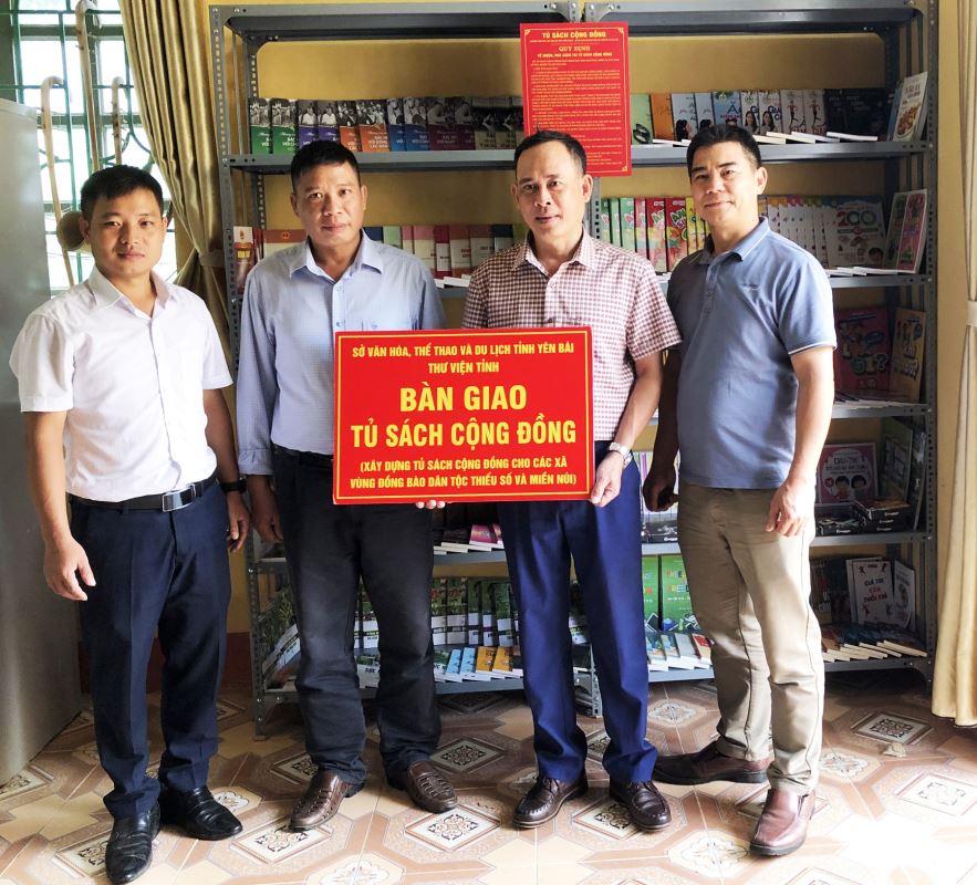 Thư viện tỉnh Yên Bái bàn giao tủ sách cộng đồng cho các xã vùng đồng bào dân tộc thiểu số và miền núi 
